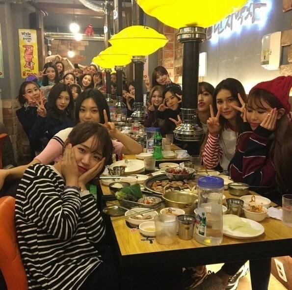 《Produce101》出演的成员们的会餐照被公开吸引了众粉丝 《Produce101》出演的成员们的会餐照被公开吸引了众粉丝