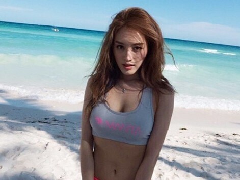 韩国女团Rainbow成员栽上传一张海边性感照片 韩国女团Rainbow成员栽上传一张海边性感照片