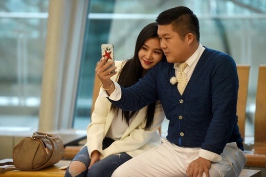 曹曹夫妇机场秀恩爱,尽显甜蜜爱情 曹曹夫妇机场秀恩爱,尽显甜蜜爱情