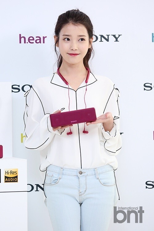 歌手IU出席某电子品牌举办新产品发布活动