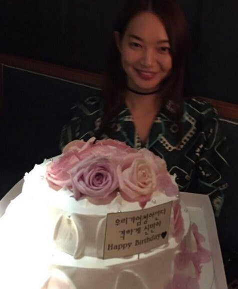 韩国演员申敏儿公开32岁生日照少女般的美貌引发关注 韩国演员申敏儿公开32岁生日照少女般的美貌引发关注