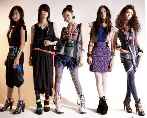f(x)是S.M.Entertainment于2009年推出的亚洲Pop Dance女子组合 f(x)是S.M.Entertainment于2009年推出的亚洲Pop Dance女子组合