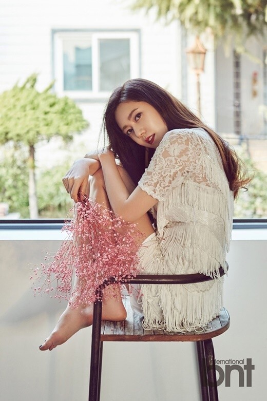 韩星秋瓷炫拍bnt写真 白衣碎花尽显清新魅力 韩星秋瓷炫拍bnt写真 白衣碎花尽显清新魅力