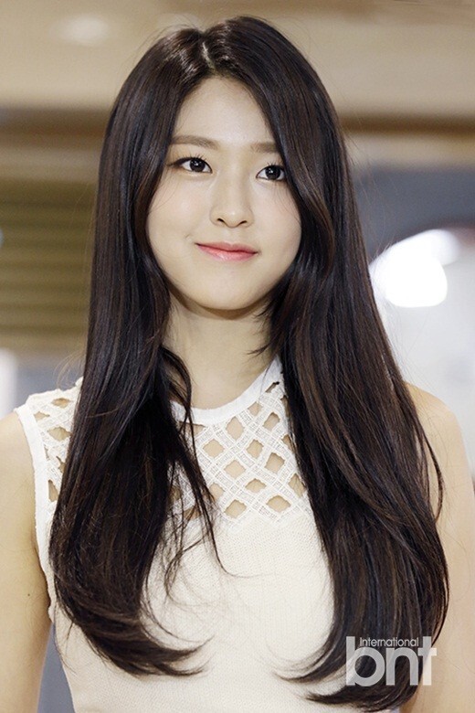 韩国女子组合AOA成员雪炫和演员赵宝儿现身为选举投票 韩国女子组合AOA成员雪炫和演员赵宝儿现身为选举投票