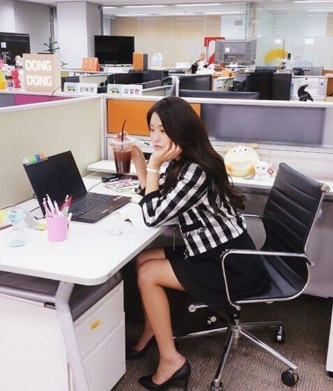 韩国女子组合AOA雪炫变身办公室女神性感OL形象 韩国女子组合AOA雪炫变身办公室女神性感OL形象