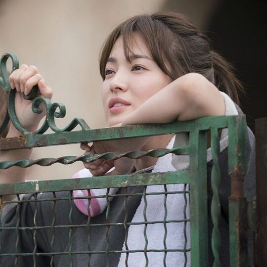 水木剧《太阳的后裔》主演宋慧教的两张片场花絮照被公开