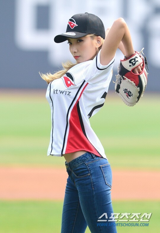 女团RainBow成员智淑为棒球比赛进行了开球仪式 女团RainBow成员智淑为棒球比赛进行了开球仪式