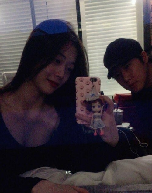 雪莉要闹哪样?刚晒床上亲吻照又晒与男性友人拍摄的自拍照 雪莉要闹哪样?刚晒床上亲吻照又晒与男性友人拍摄的自拍照