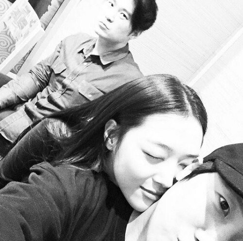 雪莉与被称作“男性友人”的韩钟烷拍摄的照片被人热议 雪莉与被称作“男性友人”的韩钟烷拍摄的照片被人热议