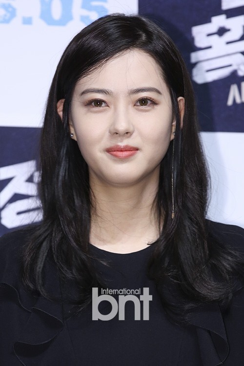 韩国女演员高雅拉练习马术时被马咬伤 美人亦难抚烈马