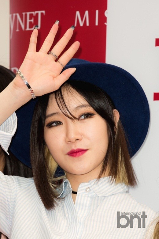 韩国女团FIESTAR出席粉丝签名会 尽显时尚可爱气息