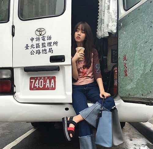 金所炫尽显时尚达人面貌 公开画报拍摄现场照