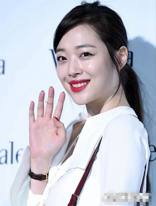 韩国明星崔雪莉是什么时候退出f(x)组合的？