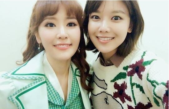 韩国女团少女时代秀英应援姐姐音乐剧演员崔秀珍 姐妹情深惹人羡 韩国女团少女时代秀英应援姐姐音乐剧演员崔秀珍 姐妹情深惹人羡