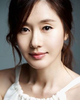 韩国演员金智秀是什么时候正式出道的？