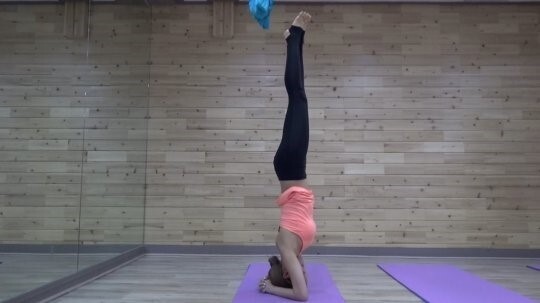 女子组合Rainbow成员高佑丽展现高难度瑜伽 身材管理方法公开