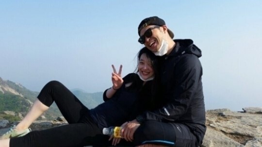 雪莉再次公开情侣照"花式虐狗" 运动装凸显好身材