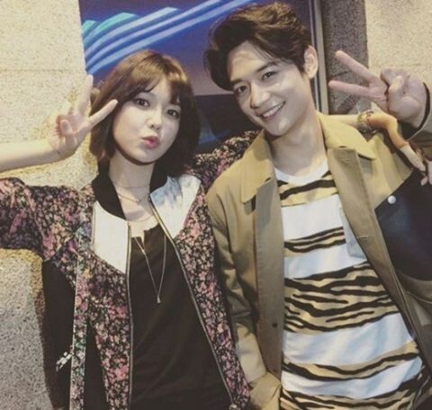 少女时代秀英出席时尚品牌PARTY 与SHINee成员珉豪拍下姐弟认证照