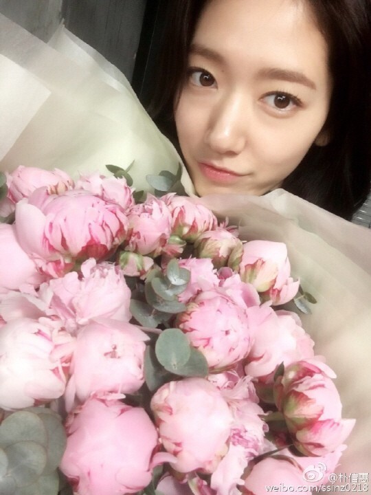 韩国演员朴信惠分享近况 笑容甜美如春天般 韩国演员朴信惠分享近况 笑容甜美如春天般