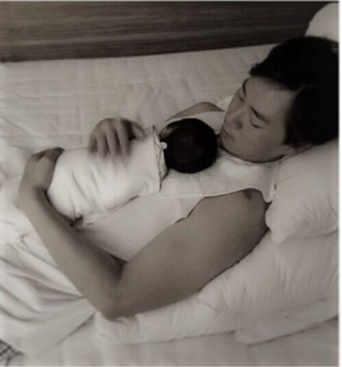 韩佳人婚后11年得女 网上分享有爱温馨父女合照 韩佳人婚后11年得女 网上分享有爱温馨父女合照