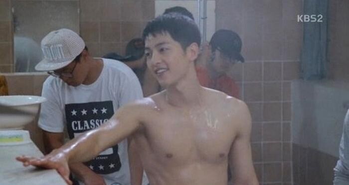 22日播出《太阳的后裔特别篇》播出在淋浴间的幕后花絮 22日播出《太阳的后裔特别篇》播出在淋浴间的幕后花絮