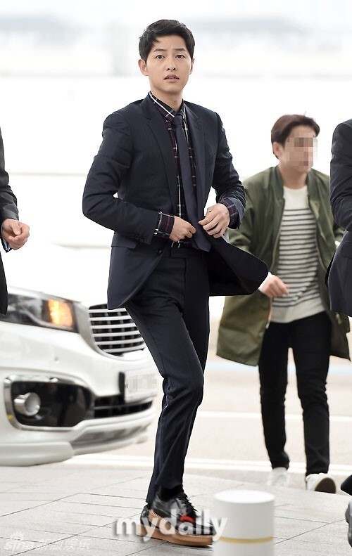 名为芒果妈妈的微博晒出宋仲基出现在机场的照片 名为芒果妈妈的微博晒出宋仲基出现在机场的照片