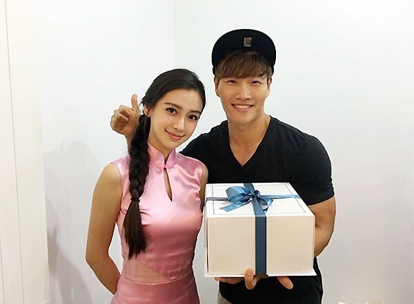 歌手金钟国在自身SNS发布了一张与Angelababy一起的合影 歌手金钟国在自身SNS发布了一张与Angelababy一起的合影