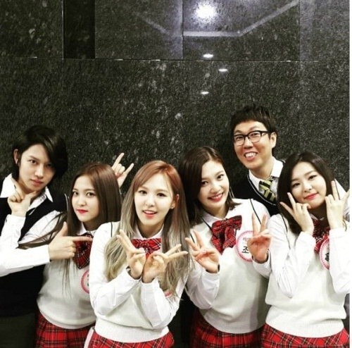 Red velvet艺能节目《认识的大哥》合照公开 卓越艺能引起关注