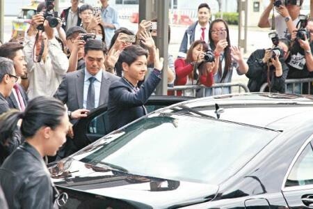 韩星宋仲基前往香港参加活动 配备众多保安保证人生安全