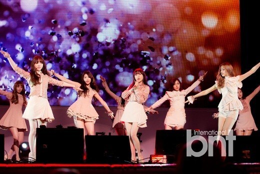 Lovelyz举办新辑《A New Trilogy》showcase活动 粉裙飘飘浪漫迷人 Lovelyz举办新辑《A New Trilogy》showcase活动 粉裙飘飘浪漫迷人