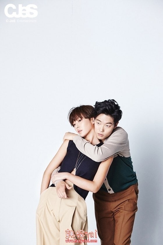 演员黄正音与柳俊烈的情侣画报幕后照被公开 仿佛真实恋人般亲密接触