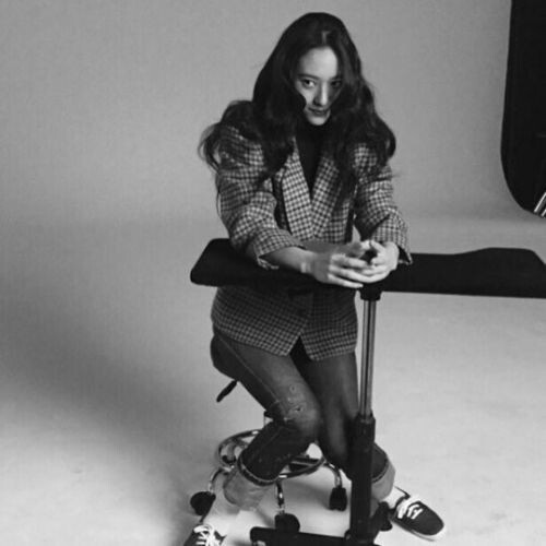 f(x)Krystal分享工作侧拍照 不愧缪思女神郑秀晶