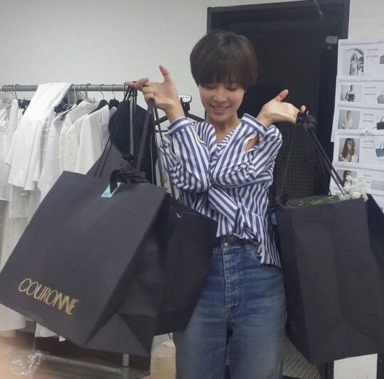 黄正音近况公开 双手满载购物袋幸福洋溢 黄正音近况公开 双手满载购物袋幸福洋溢