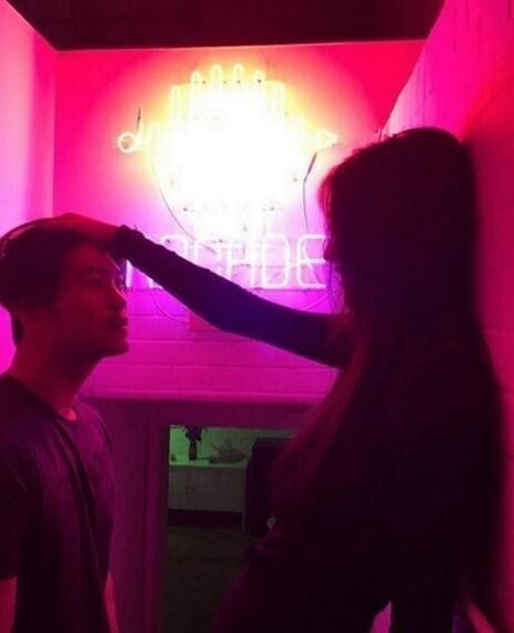 女星雪莉因晒出与男友的亲密照惹议 女星雪莉因晒出与男友的亲密照惹议