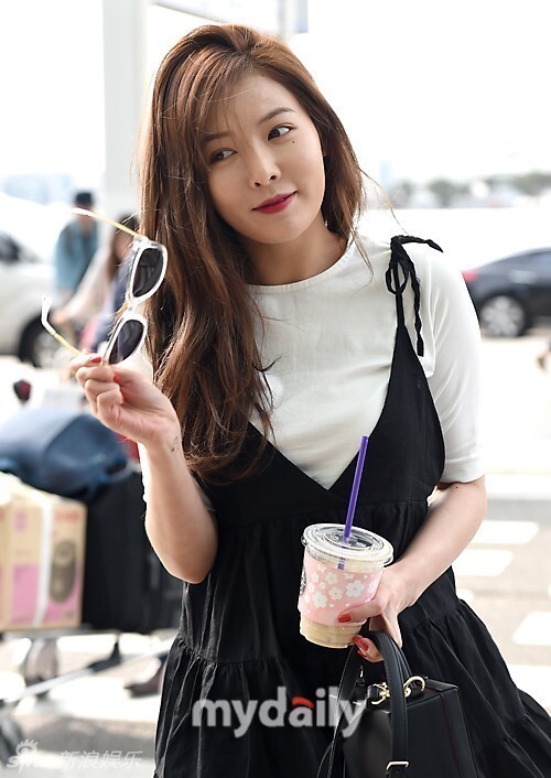 今日上午4minute成员泫雅前往印度尼西亚巴厘岛拍摄写真