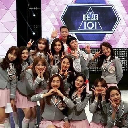 希澈晒出和女团I.O.I的合照 希澈晒出和女团I.O.I的合照