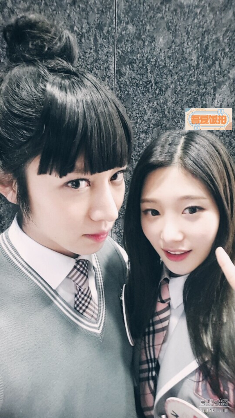 MBK娱乐公开郑采妍和金希澈录制《认识的哥哥》时拍摄的合照