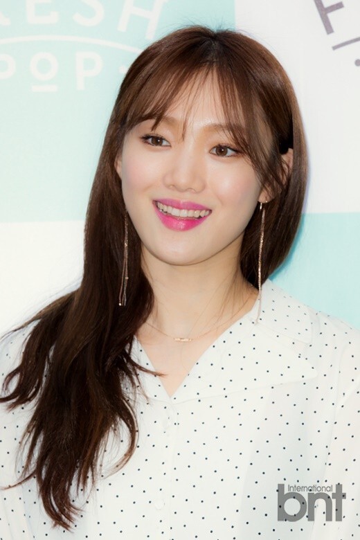 演员李圣经出席某品牌在首尔新沙洞举行活动