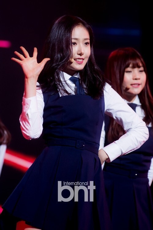 韩国女子组合GFRIEND成员SinB戴着眼罩出席活动 韩国女子组合GFRIEND成员SinB戴着眼罩出席活动