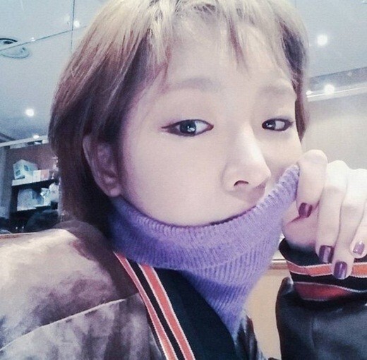 韩国女子组合Brown Eyed Girls成员佳仁公开超短发自拍照