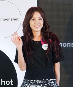 女子演唱组合2NE1成员朴山多拉的身高是多高？