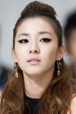 女子演唱组合2NE1成员朴山多拉的成就有哪些？