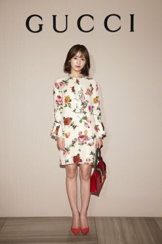 演员金智媛穿上玫瑰图样洋装 变身优雅华丽的春天女神 演员金智媛穿上玫瑰图样洋装 变身优雅华丽的春天女神