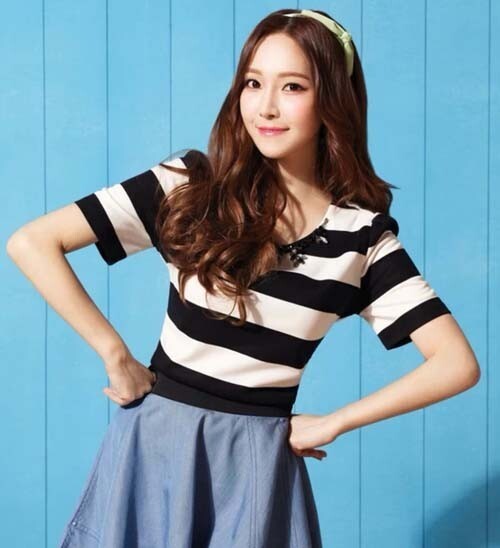 韩国女歌手、演员、设计师郑秀妍是在哪里被星探发现的？