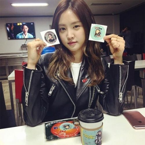 A pink孙娜恩Ins分享了与应援物的合照,向粉丝们真诚地致谢 A pink孙娜恩Ins分享了与应援物的合照,向粉丝们真诚地致谢