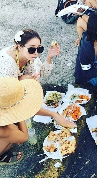 韩国演员李珉廷回想旅行经历 路边吃美食 墨镜难掩美貌 韩国演员李珉廷回想旅行经历 路边吃美食 墨镜难掩美貌