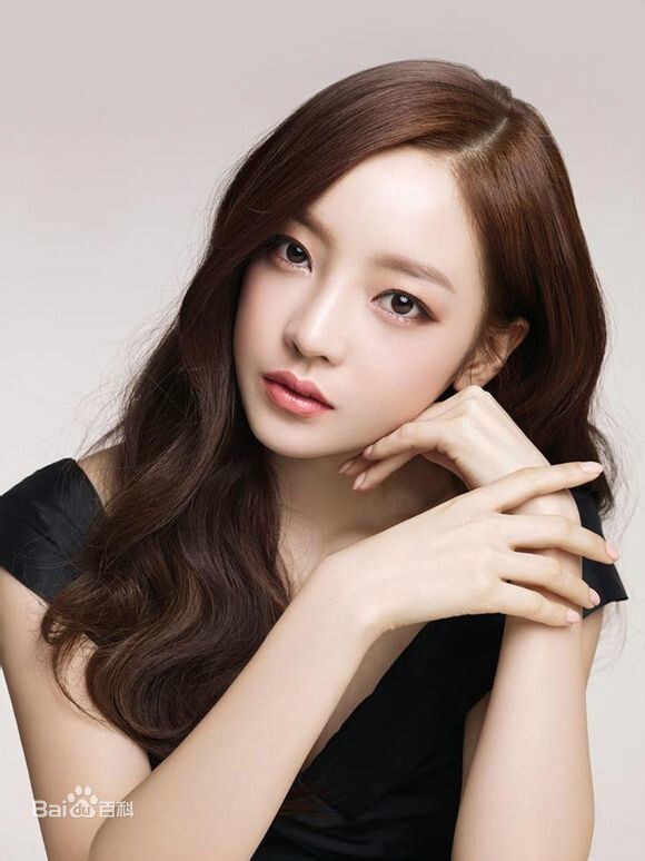 韩国人气女子组合KARA的成员具荷拉是哪一年出生的？