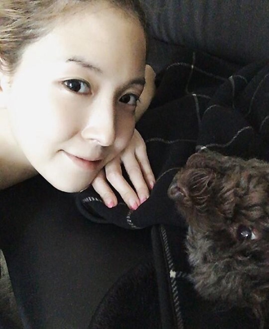 BoA与巧克力色的宠物贵宾狗共度西洋情人节 BoA与巧克力色的宠物贵宾狗共度西洋情人节