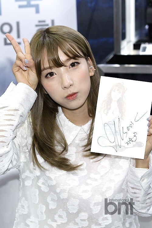 RAINBOW成员金智淑出席粉丝签名会 一身白裙清纯活泼 RAINBOW成员金智淑出席粉丝签名会 一身白裙清纯活泼
