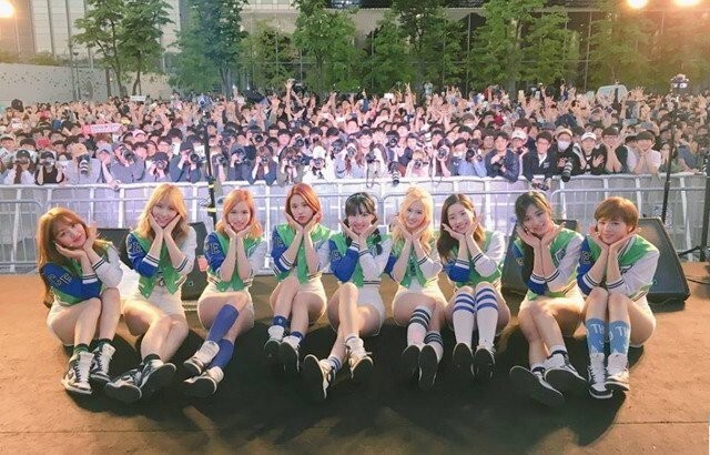 TWICE举行游击演唱会与800多名粉丝同乐 展示了对粉丝的关爱的歉疚